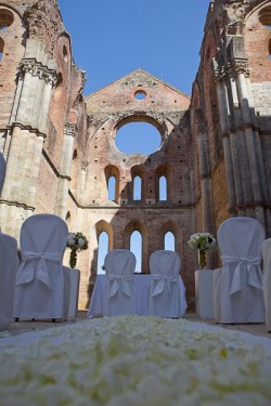 summer wedding in San Galgano Abbey