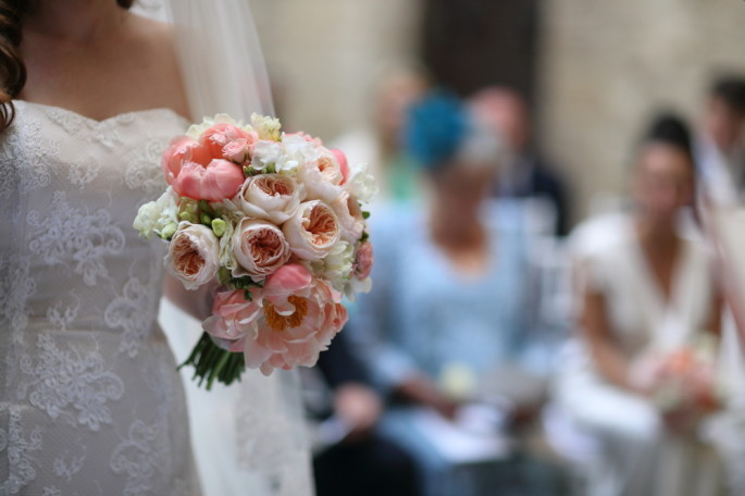 had tied bridal bouquet with english roses Tuscany