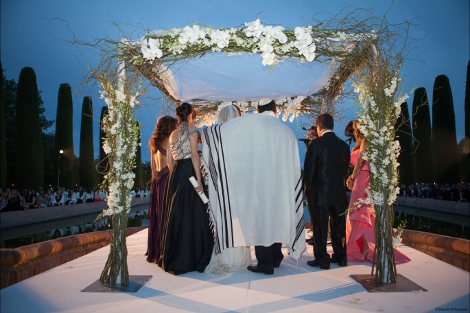 Huppah decor white flowers