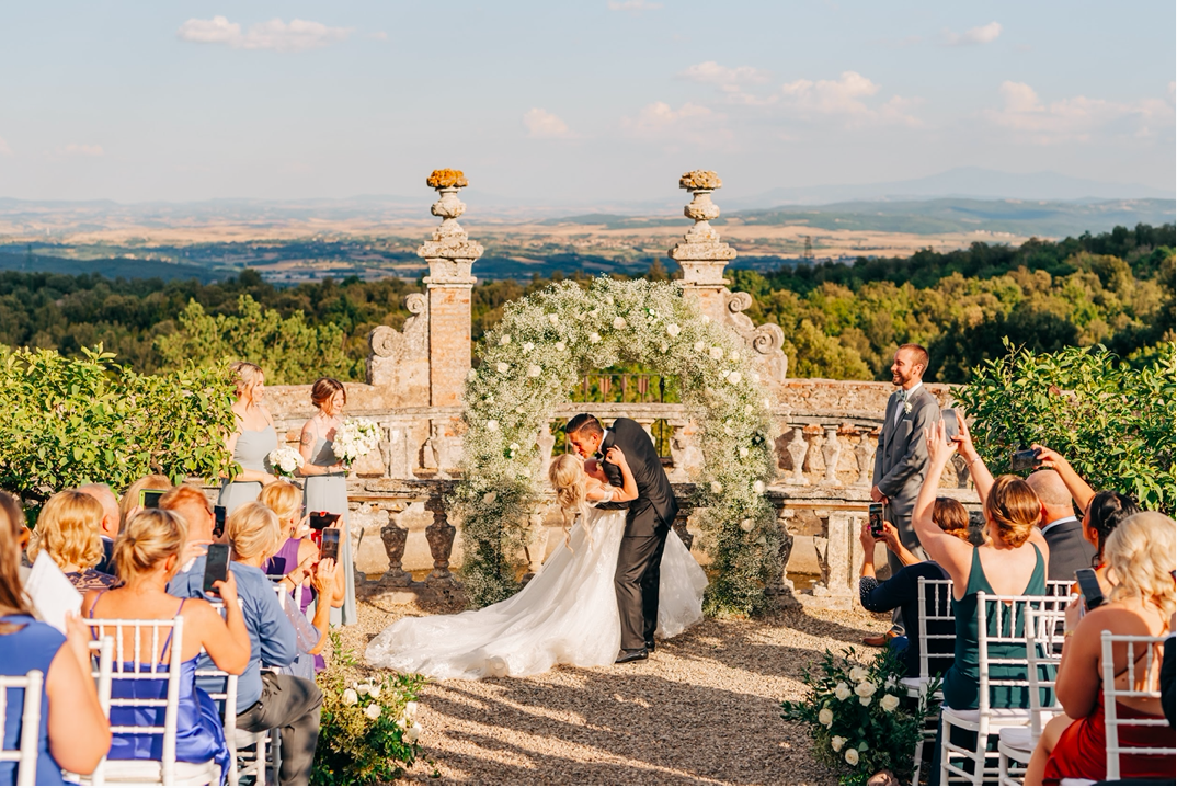 wedding-ceremony-flowers-tuscany
