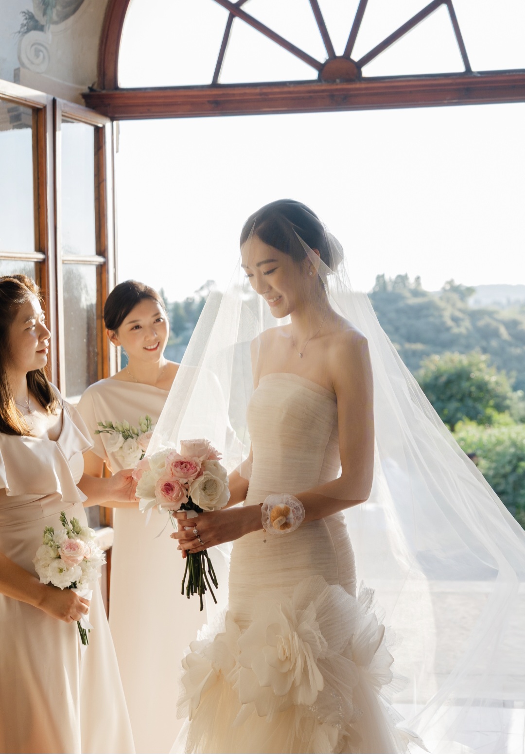 bridal portrait carrying delicate garden roses bridal bouquet 