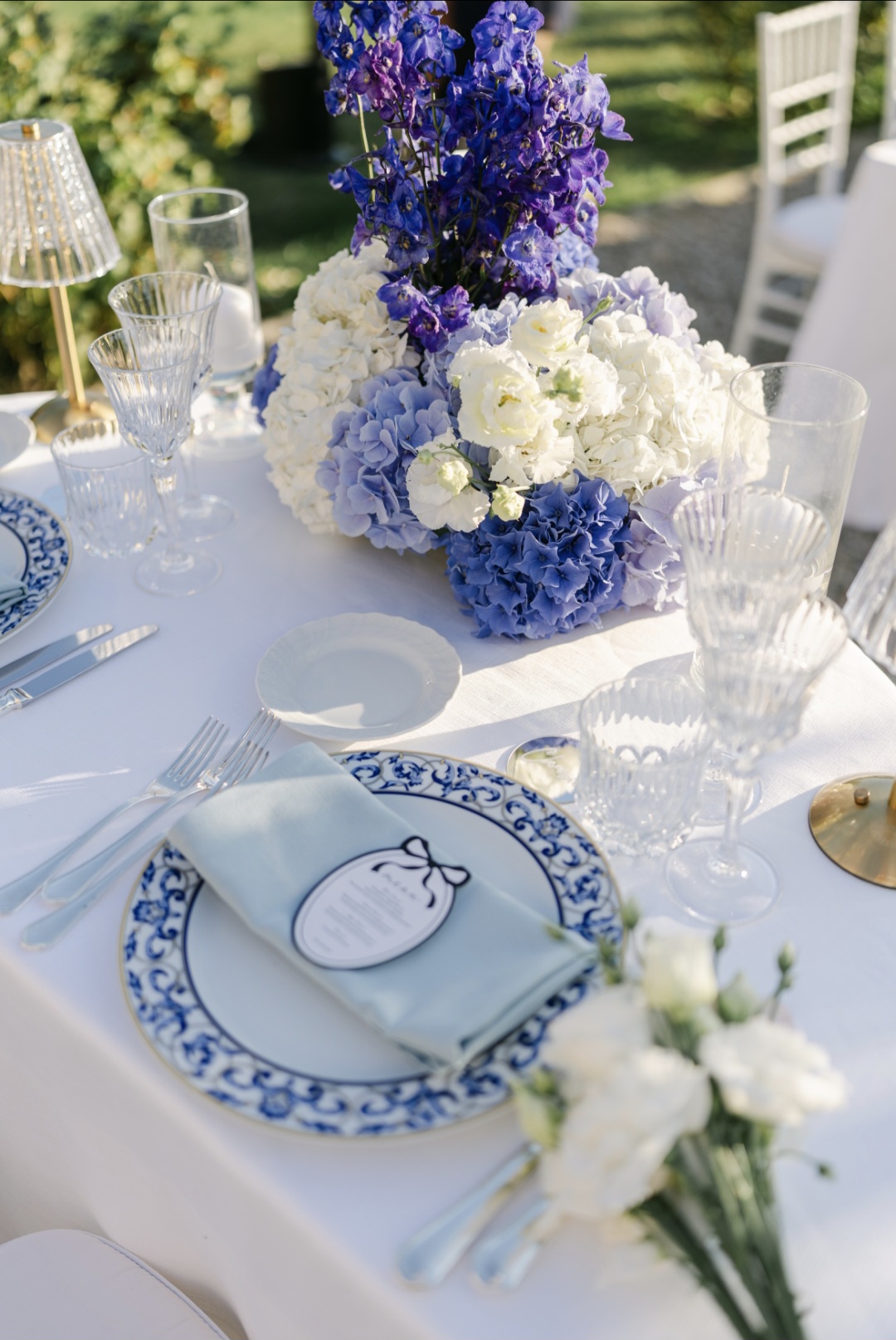 blue table decor with hydrangeas